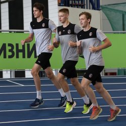 Молодежка проводит тренировки на легкоатлетическом манеже «Локомотив»