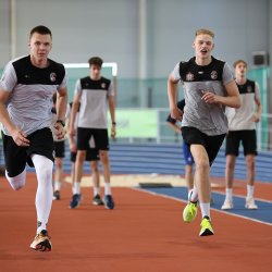 Молодежка проводит тренировки на легкоатлетическом манеже «Локомотив»