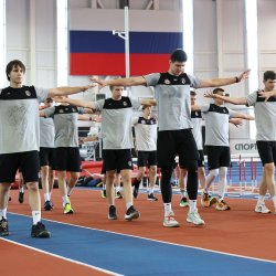 Молодежка проводит тренировки на легкоатлетическом манеже «Локомотив»