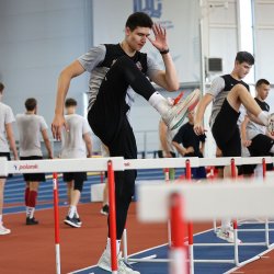 Молодежка проводит тренировки на легкоатлетическом манеже «Локомотив»