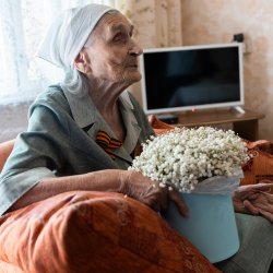 Помним и гордимся. Игроки АСК Данила Ищенко и Виктор Конев в гостях у Марии Павловны Комоловой. ВИДЕО