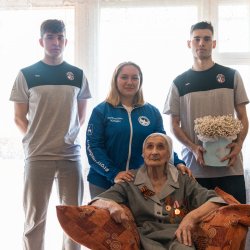 Помним и гордимся. Игроки АСК Данила Ищенко и Виктор Конев в гостях у Марии Павловны Комоловой. ВИДЕО