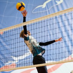 Главный бомбардир «Горького» Павел Железняков принял участие в открытии отборочного этапа ЧЕбуриада 2026 по волейболу