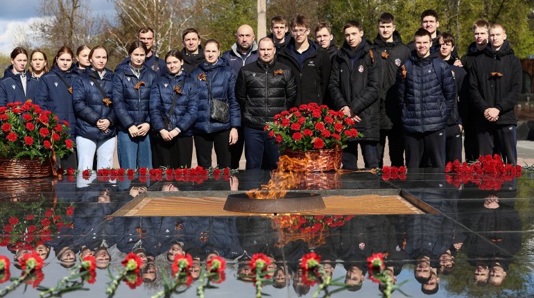 АСК совместно с нижегородскими спортивными клубами и ЦУРС возложили цветы у Вечного огня в кремле и почтили минутой молчания память погибших в годы Великой Отечественной войны